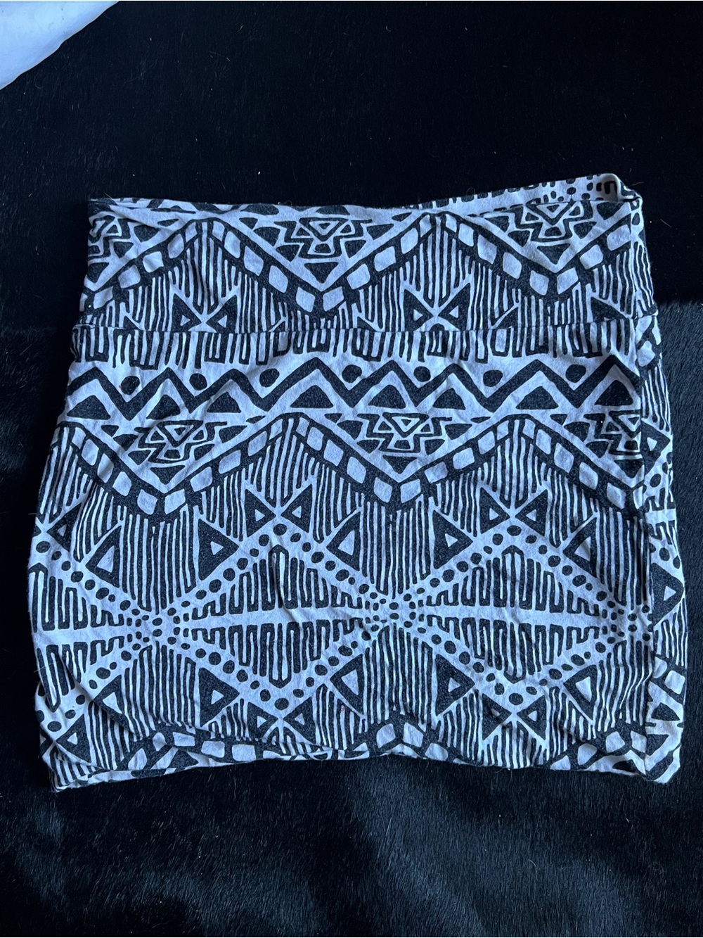 CHARLOTTE RUSSE GEO DESIGN BLACK AND WHITE SHORT SKIRT